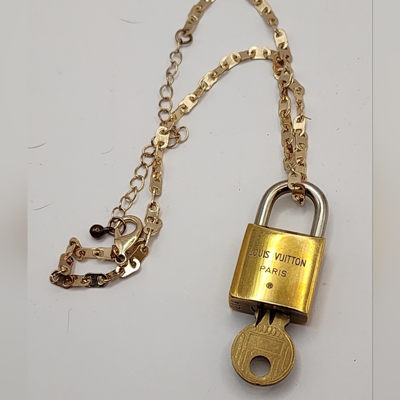Louis Vuitton RARE Vintage Lock And Key 214 With Free Chain - Picture 3 of 8
